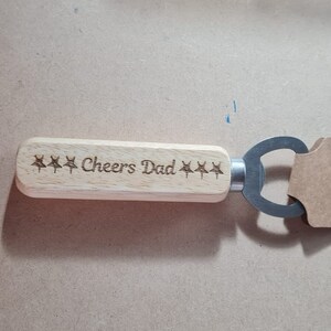 Vatertag Flaschenöffner aus Holz - &#39;Cheers Dad&#39;