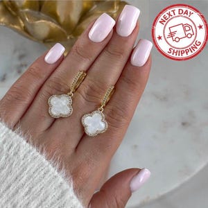 Lucky Mother of Pearl Clover Earrings in 18K Gold - Elegant Design