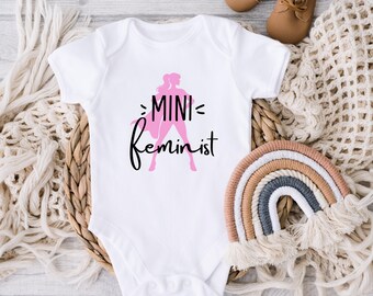 Feministischer Bio-Babybody "mini Feminist" | Statement Body | Feminismus Kleidung | klein aber stark | Mädchen