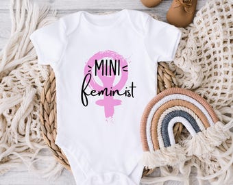 Feministischer Bio-Babybody "mini Feminist" | Statement Body | Feminismus Kleidung | klein aber stark | Mädchen