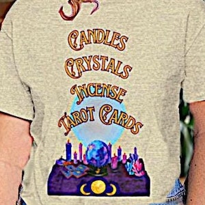 T-shirt Spiritual Essentials - Bougies, cristaux, encens, conception de cartes de tarot