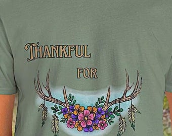 Camiseta Agradecido por los espíritus del bosque: diseño de astas, flores y plumas