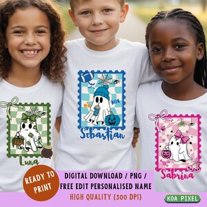 以下が含まれることがあります： ハロウィーンをテーマにしたデザインの白いTシャツを着た3人の子供たち。各シャツには、切手フレーム内の漫画の幽霊が描かれています。デザインには、カボチャ、クモの巣、パーソナライズされた名前が含まれています。画像には「READY TO PRINT」と「DIGITAL DOWNLOAD / PNG / FREE EDIT PERSONALISED NAME HIGH QUALITY (300 DPI)」と書かれています。
