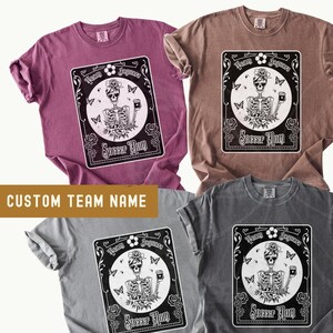 Gepersonaliseerde tarotkaart voetbal moeder groep T-shirt, voetbal moeder shirt, Game Day T-shirt, cadeau voor voetbal moeder, trendy voetbal, aangepaste groep moeder cadeau