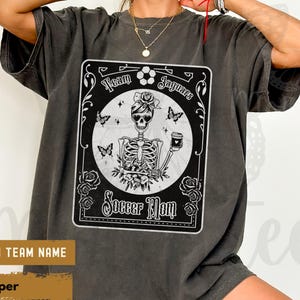 T-shirt de groupe de mamans de football de carte de tarot personnalisé, chemise de maman de football, t-shirt d'équipage de jour de match, cadeau pour une maman de football, football à la mode, cadeau de maman de groupe personnalisé