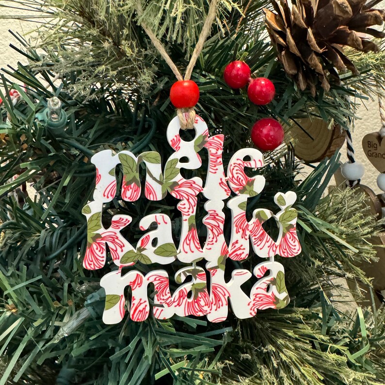 Mele Kalikimaka Palaka Ornament; Christmas Ornament from Hawaii; Hawaiian Christmas; Green White Red Ohia Lehua; Holiday Decor Tree Mantle afbeelding 1