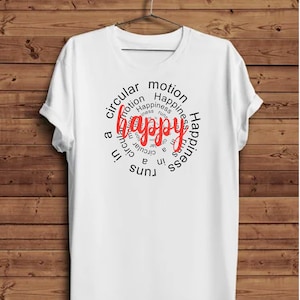 Pode incluir: Camiseta branca com um design gráfico vermelho que diz "happy" em um padrão circular. As palavras "circular motion", "happiness", e "runs in a circular motion" estão escritas ao redor da palavra "happy".