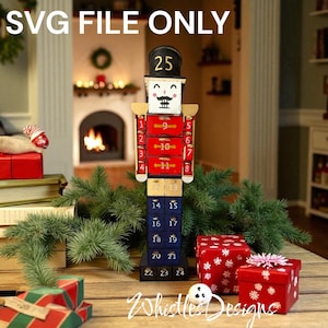 Può includere: Un calendario dell'Avvento in legno a forma di schiaccianoci, con 25 cassetti numerati. Lo schiaccianoci ha un cappello a cilindro nero, un viso bianco con baffi e dettagli rossi, blu e oro. Il testo "SVG FILE ONLY" è in alto.