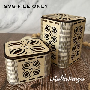 Op de afbeelding: Twee houten dozen met ingewikkelde lasergesneden ontwerpen. De dozen zijn vierkant en hebben een bloemmotief. De kleinere doos staat op de grotere doos. De tekst "SVG FILE ONLY" is zichtbaar in de linkerbovenhoek van de afbeelding.
