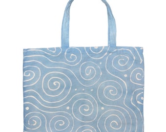 Puede incluir: Una bolsa de tela azul claro con un patrón de espirales blancas.