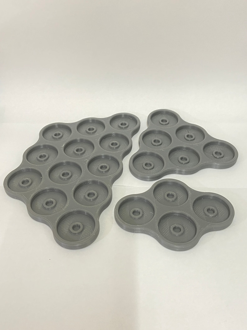 Pu&ograve; includere: Tre vassoi in plastica grigia con incavi circolari per contenere miniature. Il vassoio pi&ugrave; grande ha 18 incavi, quello medio ne ha 9 e quello pi&ugrave; piccolo ne ha 6.