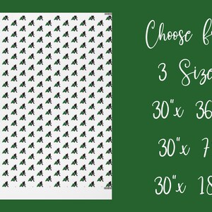 Puede incluir: Una hoja de papel de regalo blanca con un patr&oacute;n repetitivo de siluetas negras de Bigfoot y pinos verdes. El texto a la derecha dice: Choose from 3 Sizes: 30" x 36", 30" x 72", 30" x 180". El dise&ntilde;o est&aacute; impreso sobre un fondo blanco.