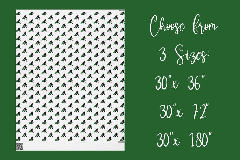 Puede incluir: Una hoja de papel de regalo blanca con un patr&oacute;n repetitivo de siluetas negras de Bigfoot y pinos verdes. El texto a la derecha dice: Choose from 3 Sizes: 30" x 36", 30" x 72", 30" x 180". El dise&ntilde;o est&aacute; impreso sobre un fondo blanco.
