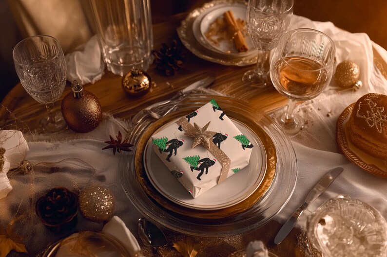 Puede incluir: Una caja de regalo cuadrada envuelta en papel blanco con un patr&oacute;n repetitivo de siluetas negras de una criatura cargando un &aacute;rbol de Navidad verde, rematada con una cinta de estrella dorada brillante, centrada en un plato blanco con borde dorado.