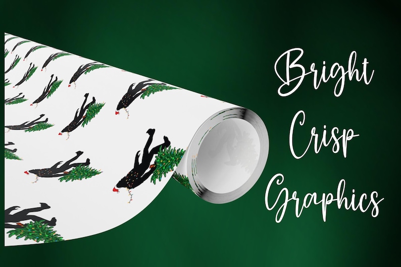 Puede incluir: Un rollo de papel de regalo blanco con un patr&oacute;n repetitivo de siluetas negras de Bigfoot cargando &aacute;rboles de Navidad verdes con detalles rojos. El texto Bright Crisp Graphics aparece en letra blanca a la derecha.
