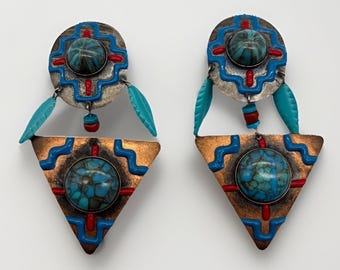 Brincos de pressão em cobre e turquesa sintética com penas penduradas do sudoeste