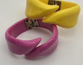 2- Pulseira de fantasia com dobradiça de acrílico amarelo estilo Hong Kong MCM vintage amarelo rosa