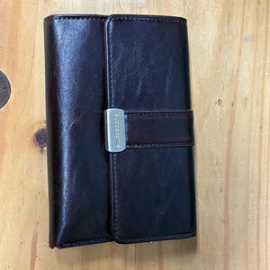 Cartera organizadora de mano de cuero marrón para mujer de Liz Claiborne: estilo vintage clásico