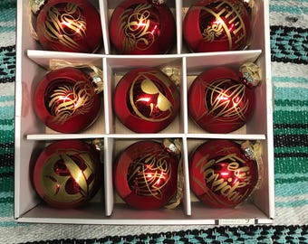 Adornos navideños de vidrio rojo con rayas doradas y logotipos Lowrider (Feliz Navidad)