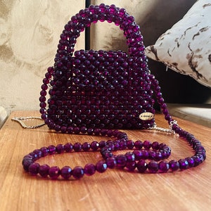 Handtasche aus bordeauxrotem Kristall