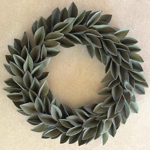 Grüner Wollfilz Olivenblattkranz / Zeitloses, einzigartiges & stilvolles Wohndekor / 46cm Außendurchmesser / Handgefertigte Qualität, Made to Order