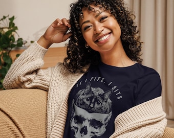 Camiseta minimalista con meme humorístico de calavera de gato negro "Si me queda bien, me siento"