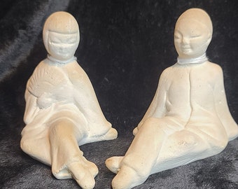 Figurki z ceramiki kredowej MCM przedstawiające zakochaną parę ze Wschodu