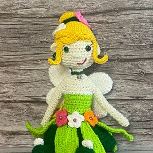 Tinker-Glocke, gehäkelt, handgefertigt, grüne Fee, mit Flügeln und Kleid aus Blumen und Blütenblättern, mit Glockenkette und Ohrringen