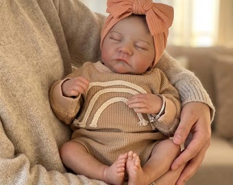 リアルなリボーンベビードール、寝ているビニールボディ、18インチ新生児、キャメルニット衣装