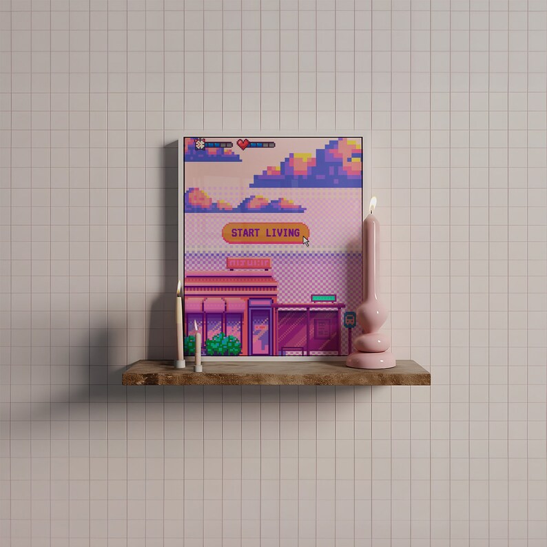 K&ouml;nnte beinhalten: Ein pixeliges Bild einer Stadtlandschaft mit einem rosa und violetten Himmel. Das Bild ist gerahmt und auf einem Regal mit zwei wei&szlig;en Kerzen und einem rosa Kerzenhalter ausgestellt. Das Bild tr&auml;gt den Text "START LIVING" auf einem gelben Schild.