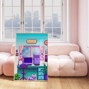 Puede incluir: Una impresi&oacute;n de arte pixelada que representa una sala de ordenadores con un escritorio, un ordenador, una silla, un gato y plantas. La impresi&oacute;n est&aacute; en un marco dorado y est&aacute; colgada en una pared rosa.