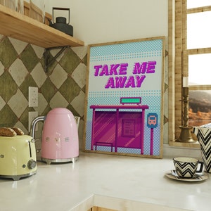 K&ouml;nnte beinhalten: Ein gerahmter Druck mit einem pixeligen Design einer Bushaltestelle mit dem Text "TAKE ME AWAY" in rosa und lila Buchstaben auf blauem Hintergrund.