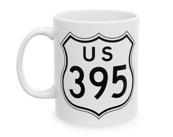 Caneca de cerâmica com placa de sinalização da rodovia 395: xícara de café para viagem de carro
