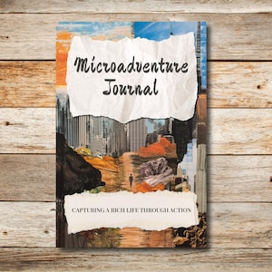 Op de afbeelding: Een tijdschrift getiteld "Microadventure Journal" met een collage-ontwerp. De omslag bevat gescheurde papieren elementen met tekst en een stadsgezichtachtergrond. De onderkant van de omslag luidt "Een rijk leven vastleggen door actie."