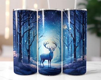 Könnte beinhalten: Ein blauer und weißer Edelstahlbecher mit einem Design eines Hirsches, der in einem verschneiten Wald steht. Der Hirsch hat Geweih und schaut nach rechts. Der Wald besteht aus hohen, dünnen Bäumen mit Schnee auf dem Boden. Der Becher wird mit einem Strohhalm geliefert.