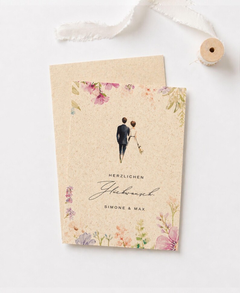 Hochzeitskarte personalisiert ecofriendly mit Namen Simone und Max, hochwertige Glückwunschkarte aus strukturiertem Graspapier mit zarten Aquarellblumen und Brautpaar Illustration, minimalistische Boho Hochzeitskarte als Geschenk für das Brautpaar, umweltfreundliche Papeterie für moderne Hochzeiten, individuelle Karte mit Namen und Datum für Hochzeit oder Verlobung