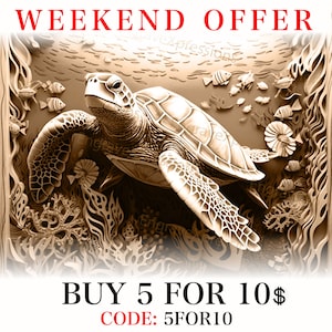 Op de afbeelding: Een gesneden houten sculptuur van een zeeschildpad die in de oceaan zwemt. De schildpad wordt omringd door koraal en vissen. De sculptuur is geschilderd in tinten bruin en beige. De tekst "BUY 5 FOR 10$" en "CODE: 5FOR10" staat onderaan de afbeelding.