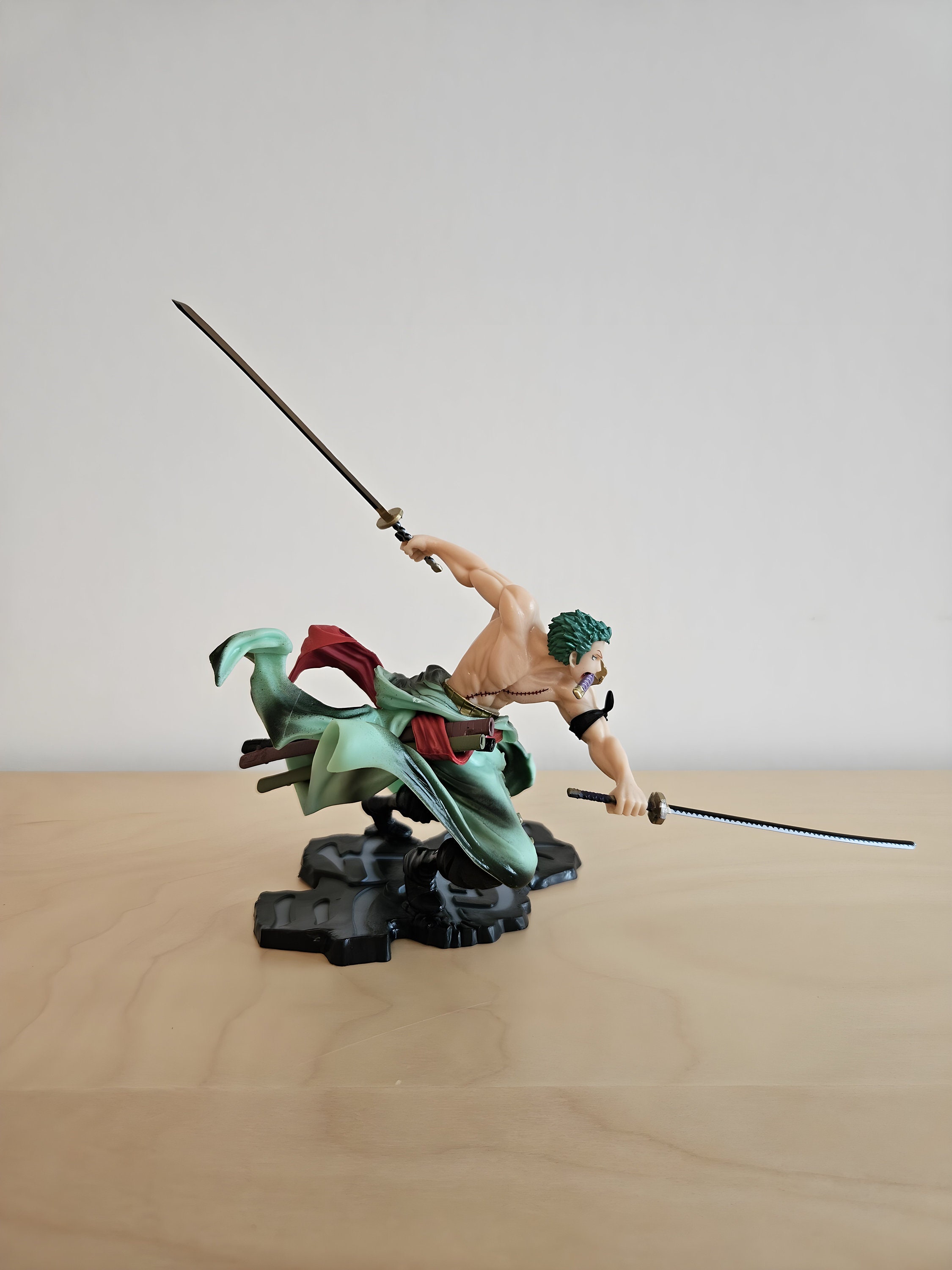 One Piece XXL figurine by Lorenor Zorro with 3 katana