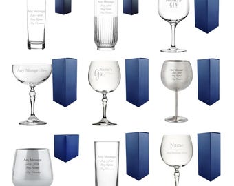 Może przedstawiać: Asortyment spersonalizowanych szklanek, w tym kieliszki do ginu, kieliszki do szampana i szklanki typu highball. Każda szklanka posiada niestandardowy tekst, taki jak "Name's Gin" lub spersonalizowaną wiadomość. Szklanki są prezentowane z granatowymi pudełkami prezentowymi.