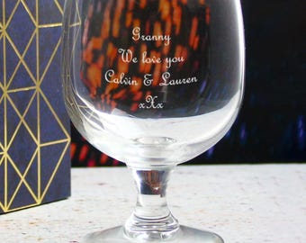 Copa de vino Amelia de tallo corto de 8.75 oz con grabado personalizado y caja de regalo. Copas de vino personalizadas, regalos de cumpleaños para ella y para adultos.