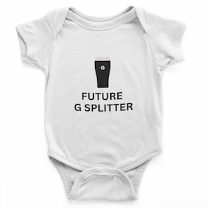 Op de afbeelding: Witte baby romper met een zwart silhouet van een pintglas met de letter "G" erop. De tekst "FUTURE G SPLITTER" is onder het glas gedrukt.
