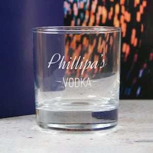 &quot;Personalisierter Wodkabecher mit Gravur mit dem &quot;&quot;Name&#39;s Vodka&quot;&quot; Design.&quot;