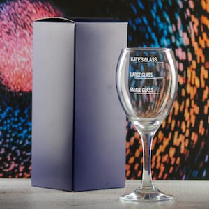 Personalised Engraved Pure Wine Glass with Name&#39;s Glass Bold Measurements Design, Customise with Any Name