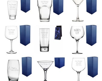 Może przedstawiać: Asortyment przezroczystych szklanych naczyń, w tym kieliszek do martini, szklanka do highball i kieliszek do wina, każdy z niestandardowym tekstem. Szklanki są prezentowane z niebieskimi pudełkami prezentowymi, idealnymi na spersonalizowane prezenty.