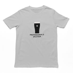 以下が含まれることがあります： 薄いグレーのTシャツに、黒いグラスの絵が描かれています。グラスの中には「G」の文字が入っています。グラスの下には「PROFESSIONAL G SPLITTER」という文字が印刷されています。
