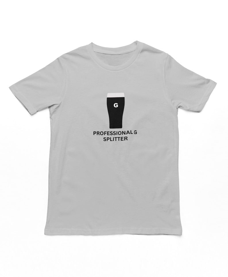 以下が含まれることがあります： 薄いグレーのTシャツに、黒いグラスの絵が描かれています。グラスの中には「G」の文字が入っています。グラスの下には「PROFESSIONAL G SPLITTER」という文字が印刷されています。