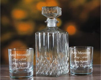 Spersonalizowany zestaw 2 grawerowanych 11,5-uncjowych szklanek do whisky i karafki Prysm | Spersonalizowany zestaw szklanek do whisky, prezent dla miłośnika whisky, prezenty ślubne