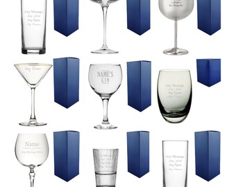 Może przedstawiać: Asortyment spersonalizowanych szklanek, w tym kieliszki do szampana, kieliszki do martini i szklanki typu highball. Każda szklanka posiada niestandardowy tekst i jest połączona z granatowym pudełkiem prezentowym. Szklanki są przezroczyste, o różnych kształtach i rozmiarach.