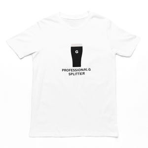 以下が含まれることがあります： 白いTシャツに、黒いシルエットのジョッキグラスが描かれており、グラスの中には「G」の文字が入っています。グラスの下には「PROFESSIONAL G SPLITTER」という文字が印刷されています。
