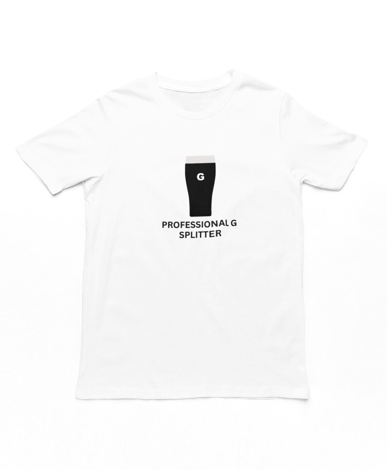 以下が含まれることがあります： 白いTシャツに、黒いシルエットのジョッキグラスが描かれており、グラスの中には「G」の文字が入っています。グラスの下には「PROFESSIONAL G SPLITTER」という文字が印刷されています。